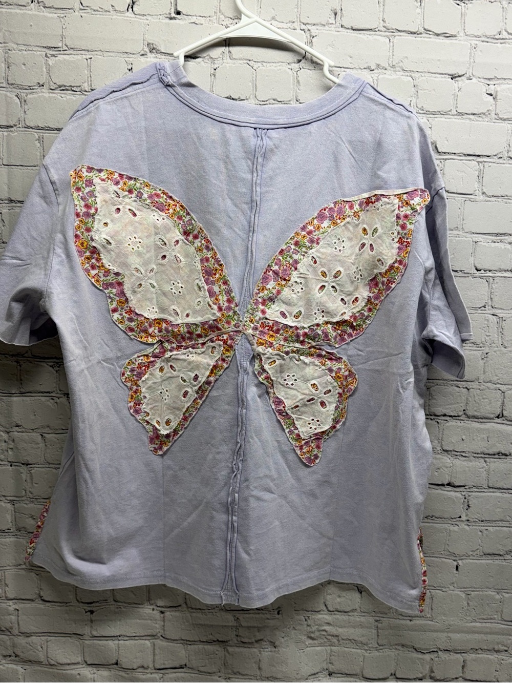 Sage+Fig Lavender Short Sleeve Top with Floral Butterfly Appliqué Sz M NWT